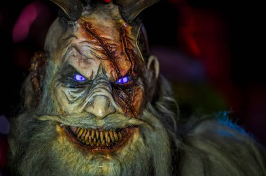 Krampus, Noel 'in şeytanları. Geleneksel Doğu Alpleri Noel maskeleri