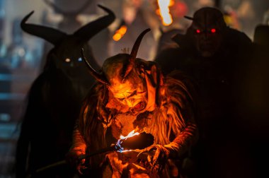 Krampus, Noel 'in şeytanları. Geleneksel Doğu Alpleri Noel maskeleri