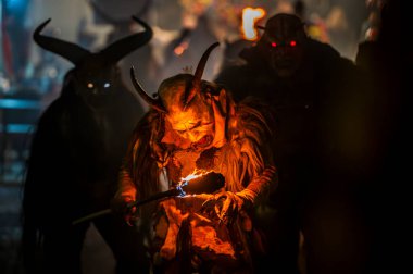 Krampus, Noel 'in şeytanları. Geleneksel Doğu Alpleri Noel maskeleri