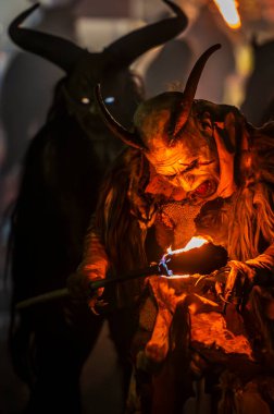 Krampus, Noel 'in şeytanları. Geleneksel Doğu Alpleri Noel maskeleri