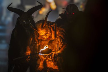 Krampus, Noel 'in şeytanları. Geleneksel Doğu Alpleri Noel maskeleri