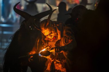 Krampus, Noel 'in şeytanları. Geleneksel Doğu Alpleri Noel maskeleri