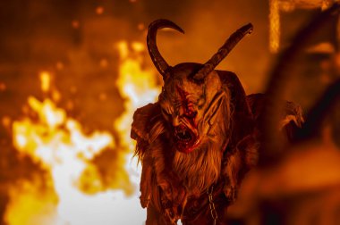 Krampus, Noel 'in şeytanları. Geleneksel Doğu Alpleri Noel maskeleri