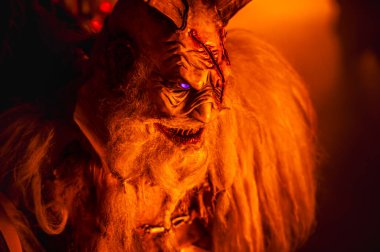 Krampus, Noel 'in şeytanları. Geleneksel Doğu Alpleri Noel maskeleri