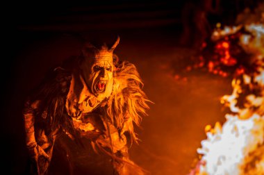 Krampus, Noel 'in şeytanları. Geleneksel Doğu Alpleri Noel maskeleri