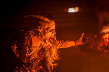 Krampus, Noel 'in şeytanları. Geleneksel Doğu Alpleri Noel maskeleri