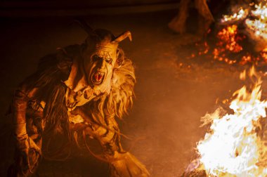 Krampus, Noel 'in şeytanları. Geleneksel Doğu Alpleri Noel maskeleri