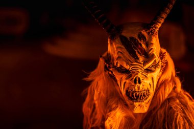 Krampus, Noel 'in şeytanları. Geleneksel Doğu Alpleri Noel maskeleri