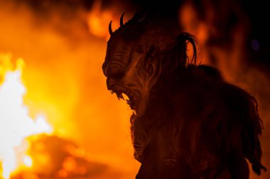 Krampus, Noel 'in şeytanları. Geleneksel Doğu Alpleri Noel maskeleri