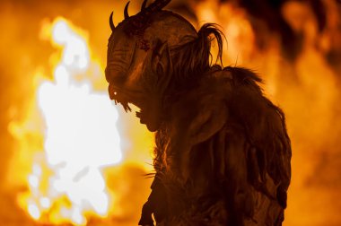 Krampus, Noel 'in şeytanları. Geleneksel Doğu Alpleri Noel maskeleri