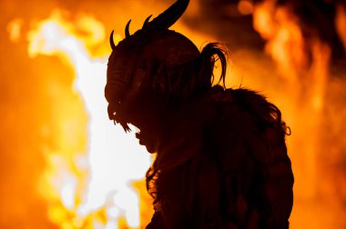 Krampus, Noel 'in şeytanları. Geleneksel Doğu Alpleri Noel maskeleri