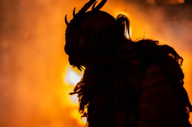 Krampus, Noel 'in şeytanları. Geleneksel Doğu Alpleri Noel maskeleri