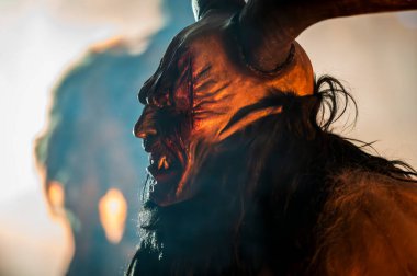 Krampus, Noel 'in şeytanları. Geleneksel Doğu Alpleri Noel maskeleri