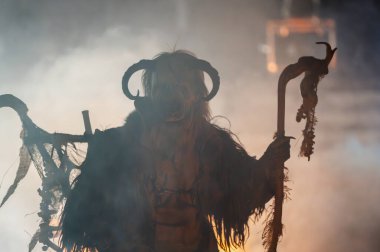 Krampus, Noel 'in şeytanları. Geleneksel Doğu Alpleri Noel maskeleri