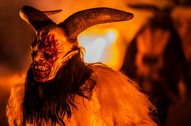 Krampus, Noel 'in şeytanları. Geleneksel Doğu Alpleri Noel maskeleri