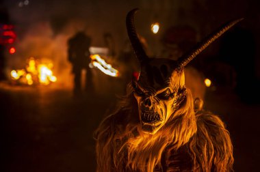 Krampus, Noel 'in şeytanları. Geleneksel Doğu Alpleri Noel maskeleri