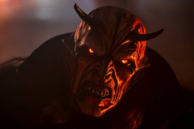Krampus, Noel 'in şeytanları. Geleneksel Doğu Alpleri Noel maskeleri