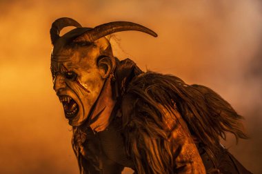 Krampus, Noel 'in şeytanları. Geleneksel Doğu Alpleri Noel maskeleri