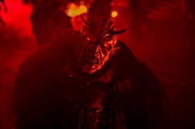 Krampus, Noel 'in şeytanları. Geleneksel Doğu Alpleri Noel maskeleri