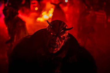 Krampus, Noel 'in şeytanları. Geleneksel Doğu Alpleri Noel maskeleri