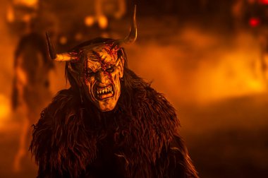 Krampus, Noel 'in şeytanları. Geleneksel Doğu Alpleri Noel maskeleri