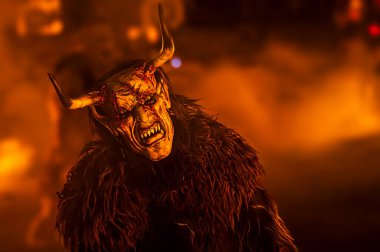Krampus, Noel 'in şeytanları. Geleneksel Doğu Alpleri Noel maskeleri