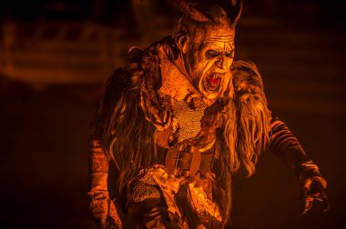 Krampus, Noel 'in şeytanları. Geleneksel Doğu Alpleri Noel maskeleri