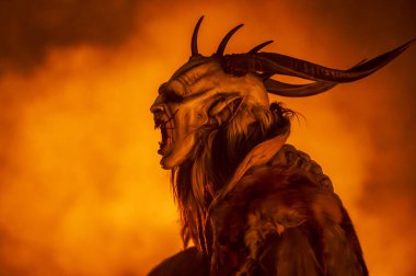 Krampus, Noel 'in şeytanları. Geleneksel Doğu Alpleri Noel maskeleri