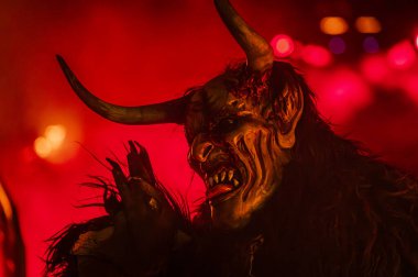 Krampus, Noel 'in şeytanları. Geleneksel Doğu Alpleri Noel maskeleri