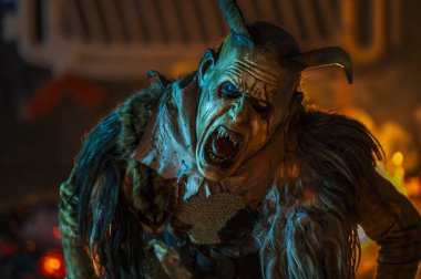 Krampus, Noel 'in şeytanları. Geleneksel Doğu Alpleri Noel maskeleri