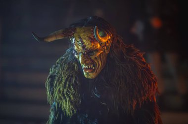 Krampus, Noel 'in şeytanları. Geleneksel Doğu Alpleri Noel maskeleri