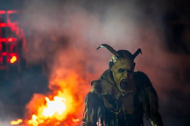 Krampus, Noel 'in şeytanları. Geleneksel Doğu Alpleri Noel maskeleri