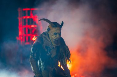 Krampus, Noel 'in şeytanları. Geleneksel Doğu Alpleri Noel maskeleri