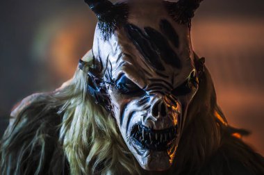 Krampus, Noel 'in şeytanları. Geleneksel Doğu Alpleri Noel maskeleri