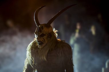Krampus, Noel 'in şeytanları. Geleneksel Doğu Alpleri Noel maskeleri
