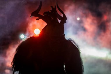 Krampus, Noel 'in şeytanları. Geleneksel Doğu Alpleri Noel maskeleri