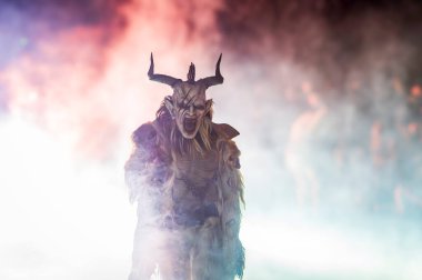 Krampus, Noel 'in şeytanları. Geleneksel Doğu Alpleri Noel maskeleri
