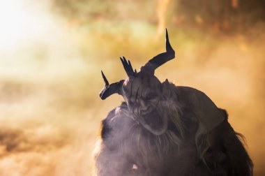 Krampus, Noel 'in şeytanları. Geleneksel Doğu Alpleri Noel maskeleri