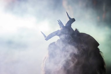 Krampus, Noel 'in şeytanları. Geleneksel Doğu Alpleri Noel maskeleri