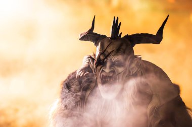 Krampus, Noel 'in şeytanları. Geleneksel Doğu Alpleri Noel maskeleri
