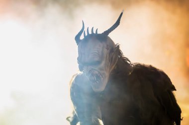 Krampus, Noel 'in şeytanları. Geleneksel Doğu Alpleri Noel maskeleri