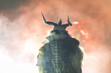 Krampus, Noel 'in şeytanları. Geleneksel Doğu Alpleri Noel maskeleri