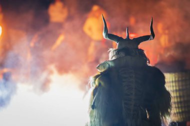 Krampus, Noel 'in şeytanları. Geleneksel Doğu Alpleri Noel maskeleri