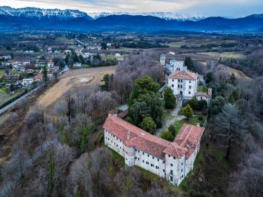 İtalya 'daki güzel eski kale manzarası 