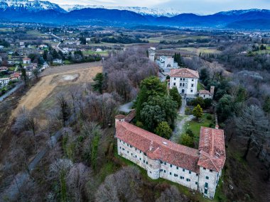 İtalya 'daki güzel eski kale manzarası 