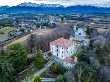 İtalya 'daki güzel eski kale manzarası 