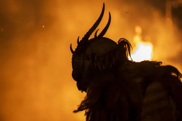 Krampus, Noel 'in şeytanları. Geleneksel Doğu Alpleri Noel maskeleri