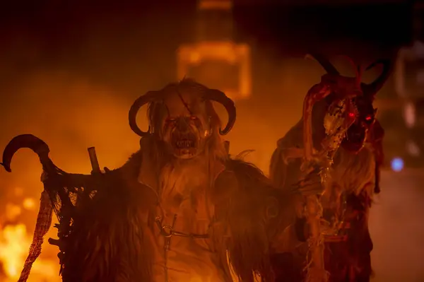 Krampus, Noel 'in şeytanları. Geleneksel Doğu Alpleri Noel maskeleri