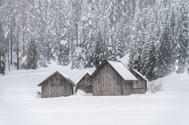 Kış dağlarında kır evleri olan güzel bir manzara. 