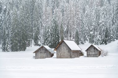 Kış dağlarında kır evleri olan güzel bir manzara. 